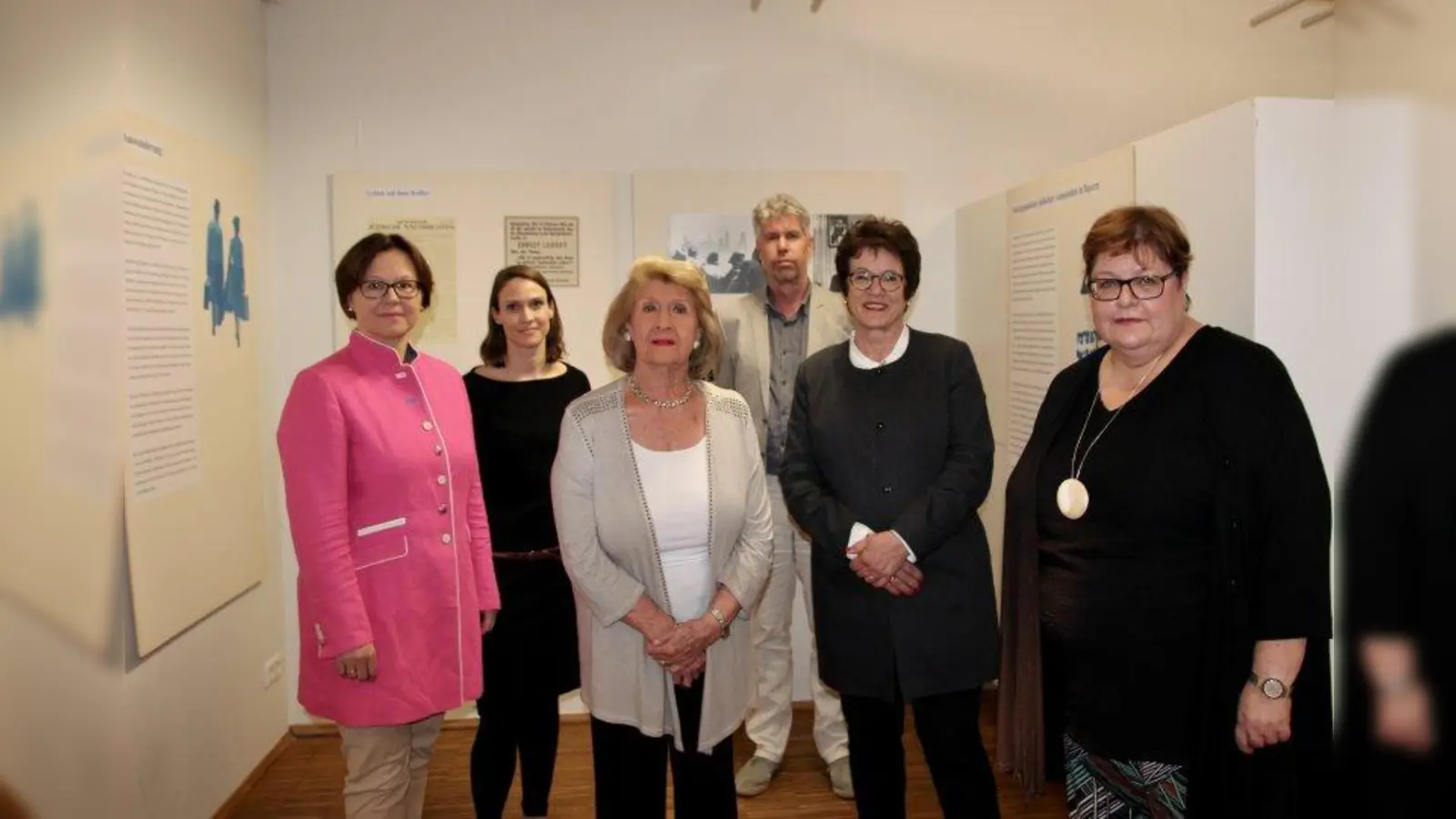Ausstellungseröffnung:  Initiatorin Gerlinde Leib, Amelie Krause, Ilse Ruth Snopkowski von der Gesellschaft zur Förderung jüdischer Kultur und Tradition e.V., Andreas Heusler vom Münchner Stadtarchiv, Bürgermeisterin Brigitte Kössinger und Gemeindearchivarin Regine Hilpert-Greger. (Foto: us)