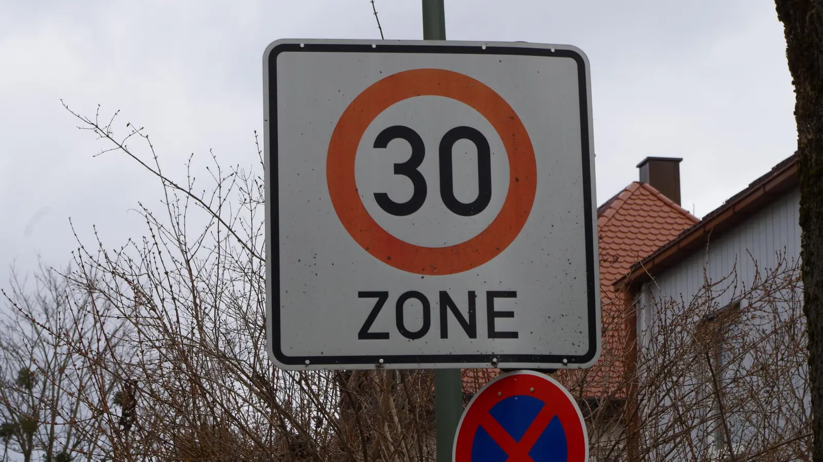 Die Laimer Bürger empfehlen eine verstärkte Verdeutlichung des Tempolimits in der Guido-Schneble-Straße. (Foto: Beatrix Köber)