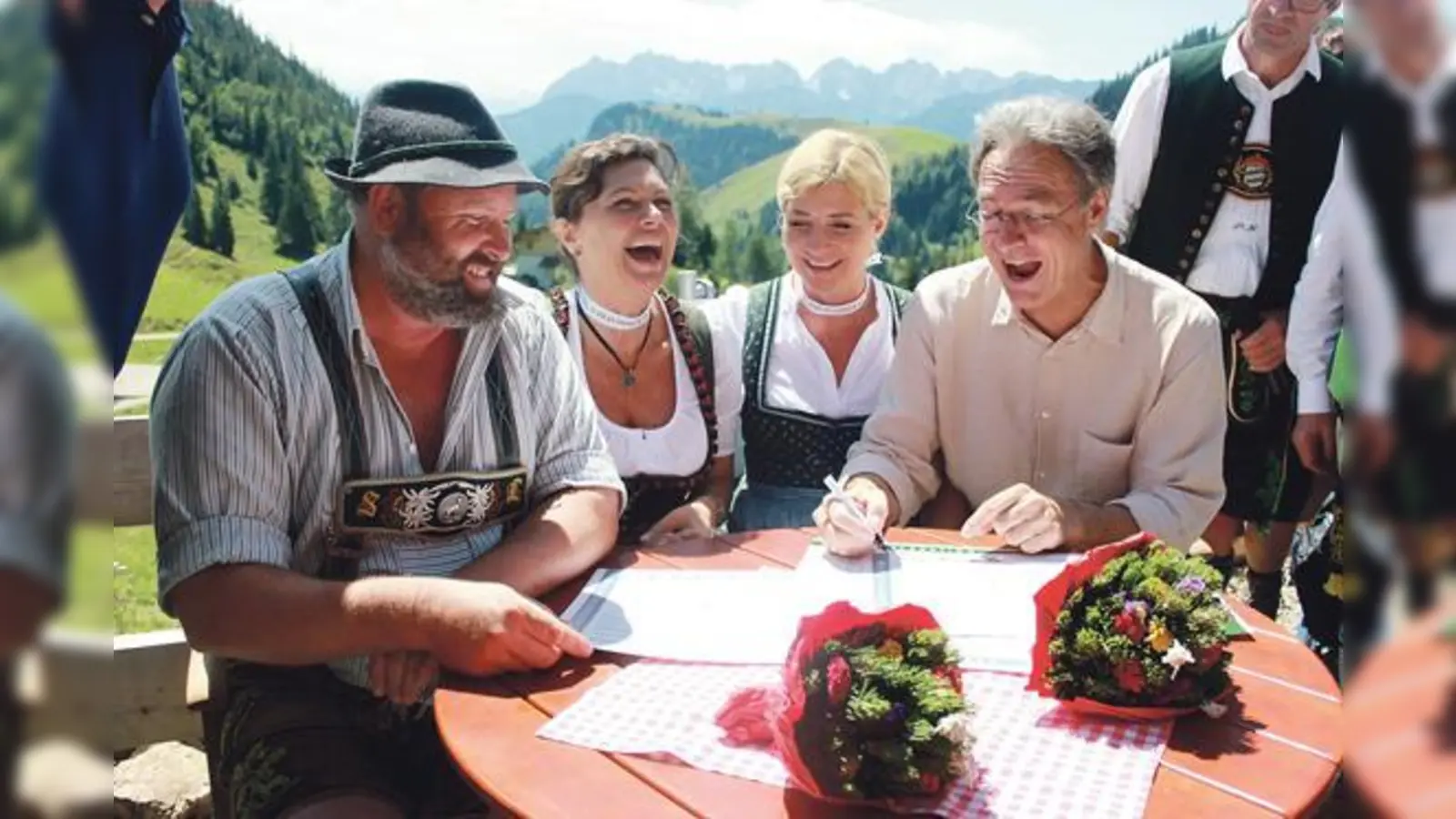 Bürgermeister Sepp Lofer unterzeichnete mit den Ministerinnen Ilse Aigner, Ulrike Scharf und Bürgermeister Peter Solnar (v. li.) die Deklaration der Bergsteigerdörfer.	 (Foto: Stefan Dohl)