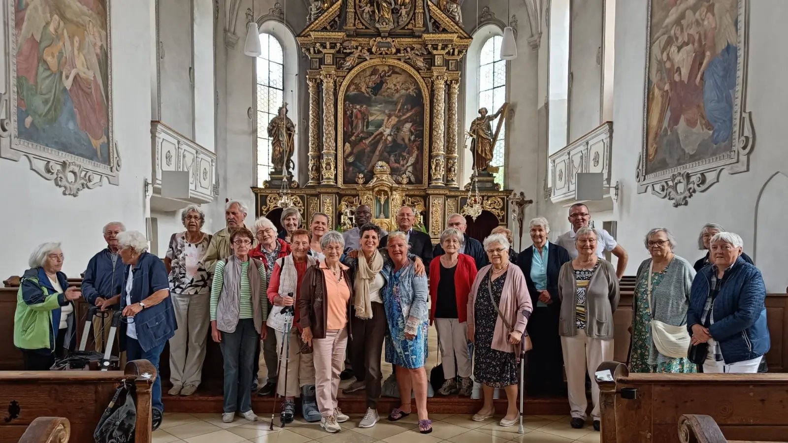 Die Seniorinnen und Senioren aus dem Seniorencafé Don Bosco haben die Kirche St. Andreas in Wolfratshausen besichtigt. (Foto: Seniorencafé Don Bosco)