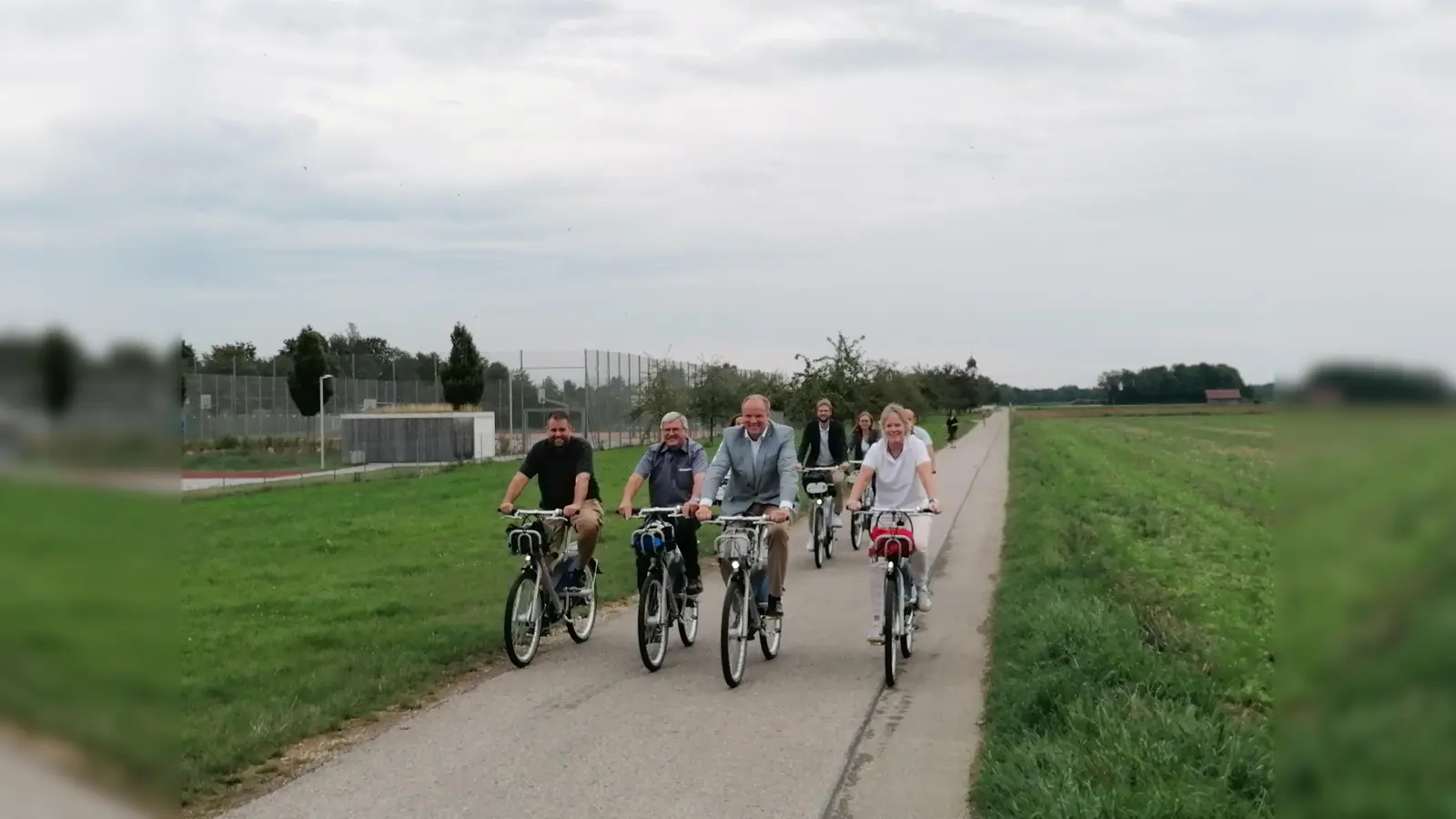 Brunnthals 2. Bürgermeister Thomas Mayer, Ayings 1. Bürgermeister Johann Eichler, Landrat Christoph Göbel und Höhenkirchen-Siegertsbrunns 1. Bürgermeisterin Ursula Mayer traten gemeinsam mit Verwaltungs- und MVG- Mitarbeitern abschließend nochmal in die Pedale. (Foto: Landratsamt)