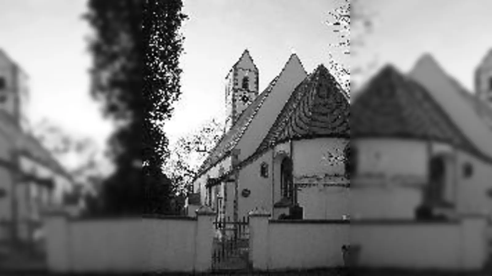 Auf dem Moosacher St. Martins-Platz an der Kirche begrüßen die Böllerschützen das Christkind.	 (Foto: ww)