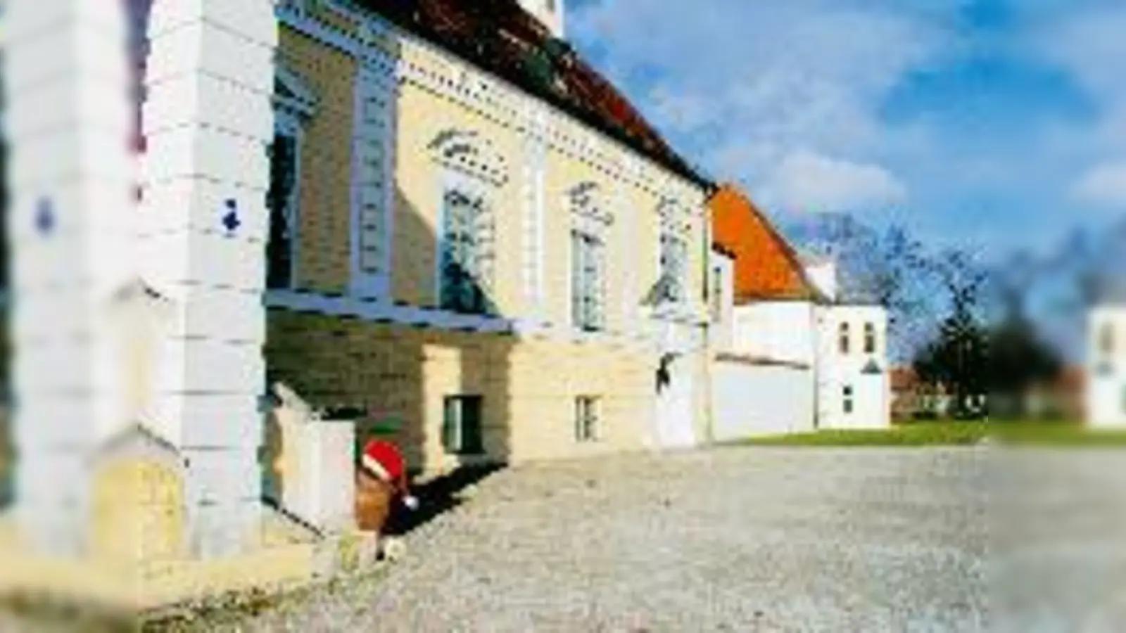 Gerade war er noch da, doch für die Kamera ist der Wichtel einfach zu schnell. Möglicherweise hält er sich noch immer in der Nähe des Oberschleißheimer Schlosses auf.	 (Foto: Privat)