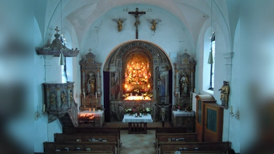 Das Heilige Grab von Frauenneuharting bei seiner letzten Aufstellung 2017. Heuer ist das kulturgeschichtlich und volkskundlich wertvolle Werk von Karfreitag bis Ostermontag jeweils von 8 bis 19 Uhr zu sehen. (Foto: Heimatverein Frauenneuharting)