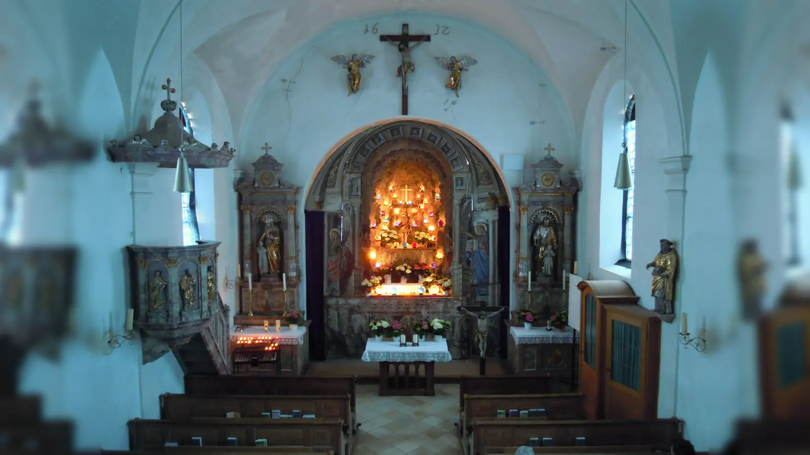 Das Heilige Grab von Frauenneuharting bei seiner letzten Aufstellung 2017. Heuer ist das kulturgeschichtlich und volkskundlich wertvolle Werk von Karfreitag bis Ostermontag jeweils von 8 bis 19 Uhr zu sehen. (Foto: Heimatverein Frauenneuharting)