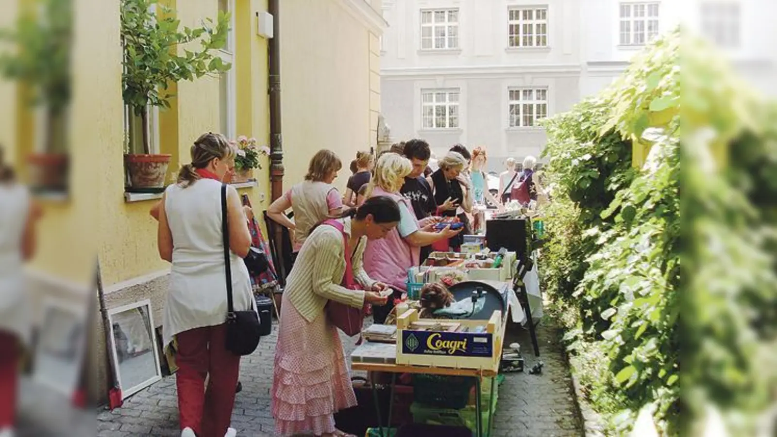 Die Schwabinger Hofflohmärkte punkten auch mit dem Ambiente der Höfe und Herzlichkeit der Verkäufer.	 (Foto: VA)
