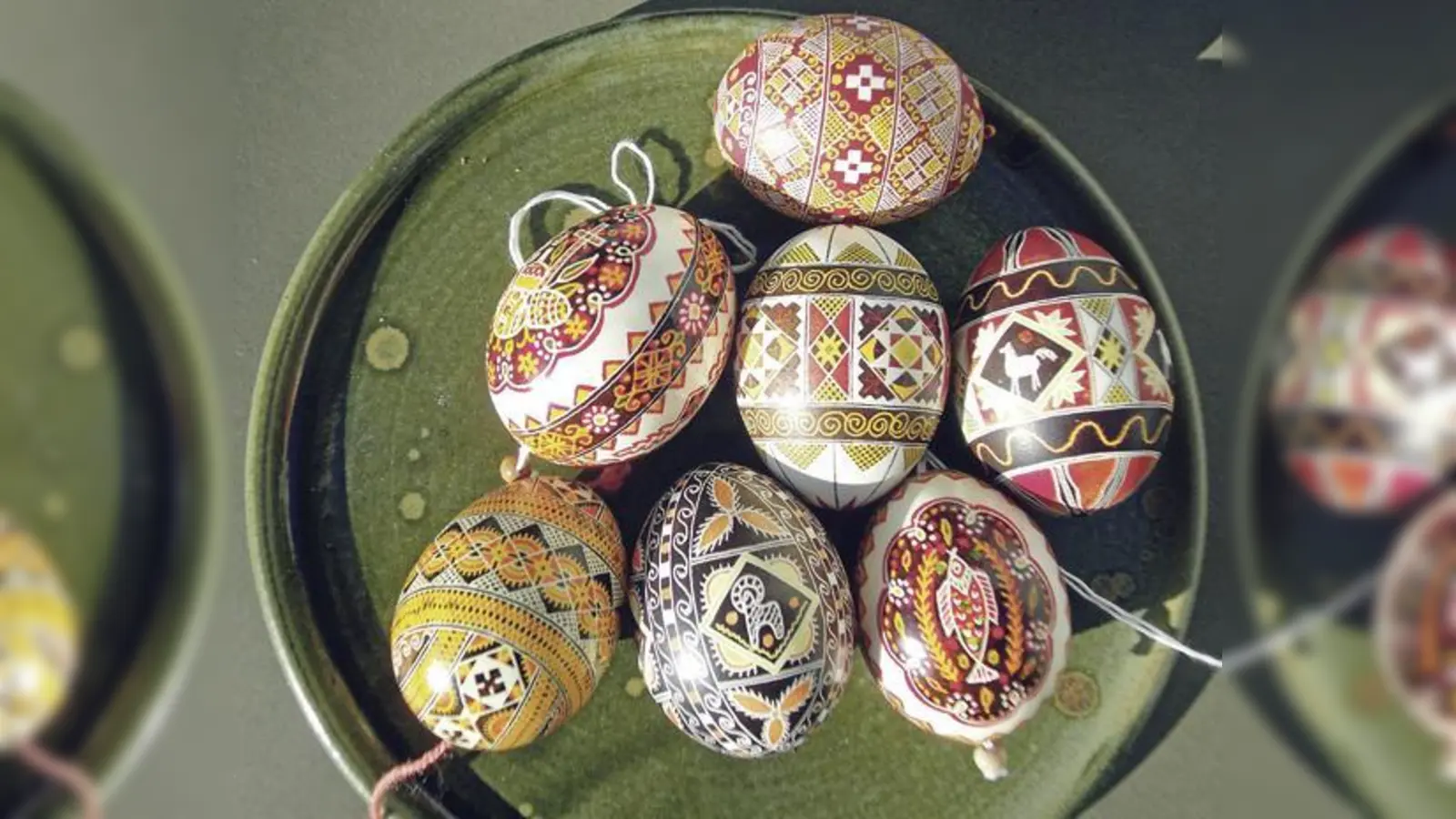 Bäuerinnen aus der Ukraine haben diese und weitere Eier kunstvoll bemalt. Der Erlös ist für einen guten Zweck. 	 (F: VA)