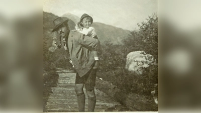 Konrad Mautner in der typischen Ausseer Tracht. (Foto: Zur Verfügung gestellt vom Volkskundemuseum Graz mit freundlicher Genehmigung der Familie Mautner)
