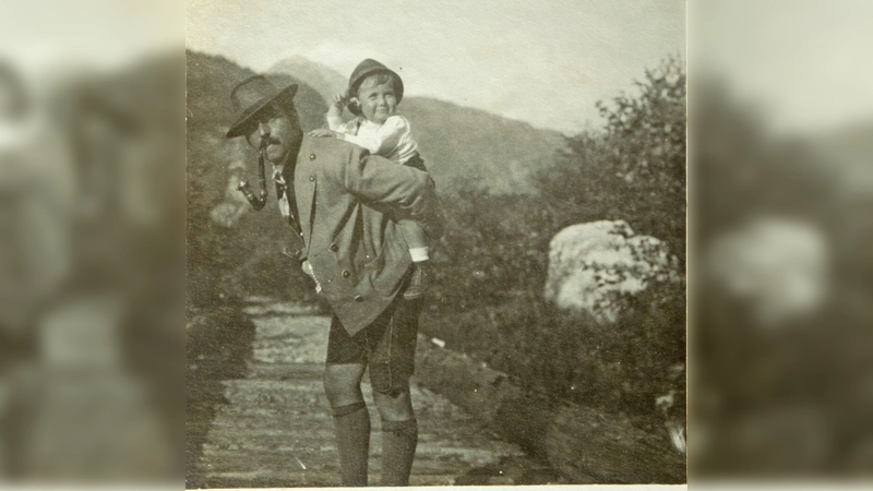 Konrad Mautner in der typischen Ausseer Tracht. (Foto: Zur Verfügung gestellt vom Volkskundemuseum Graz mit freundlicher Genehmigung der Familie Mautner)