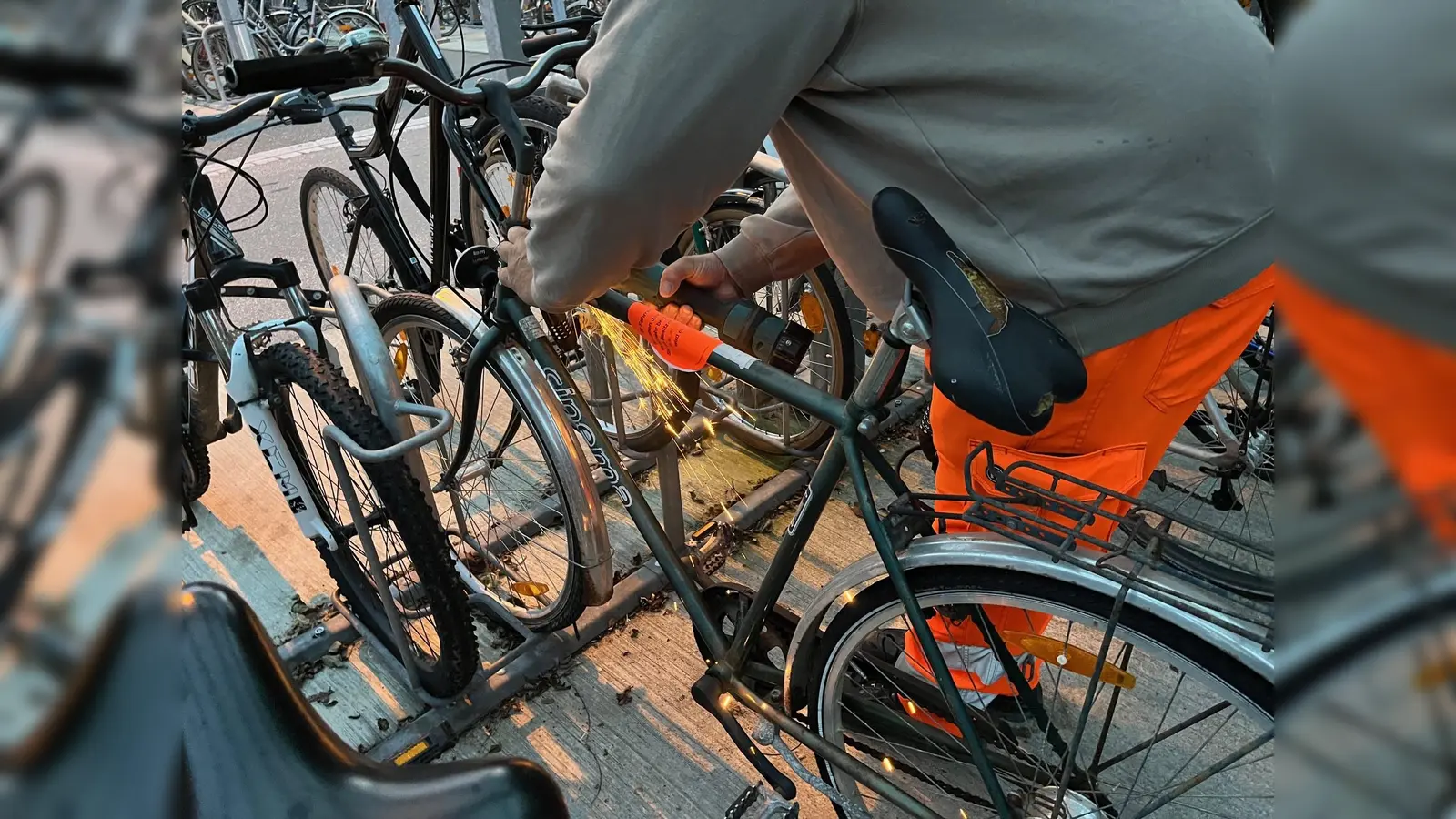 Die in Frage kommenden Räder werden mit einem Aufkleber gekennzeichnet. (Foto: Gemeinde Holzkirchen)