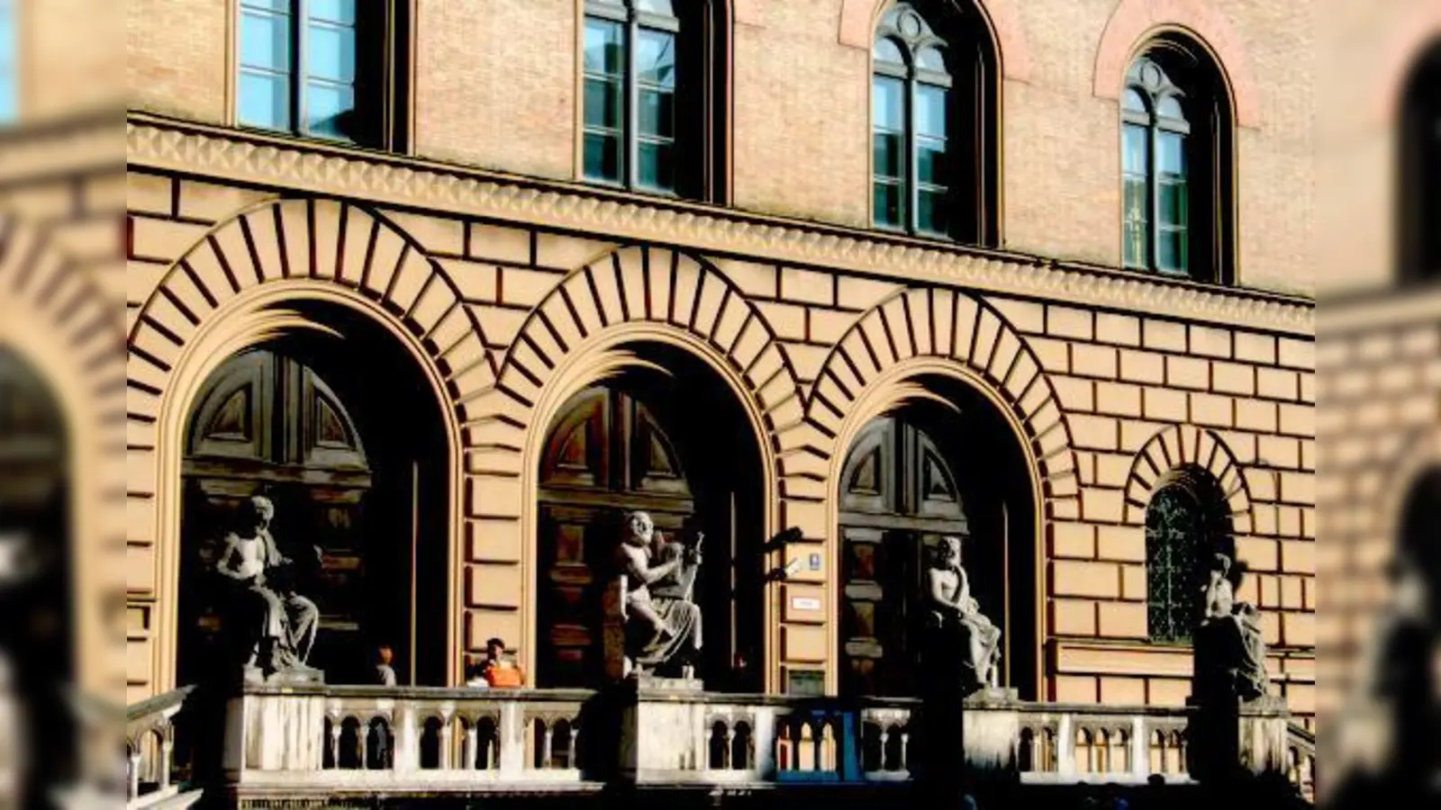 Die Bayerische Staatsbibliothek in der Ludwigstraße ist nicht nur Tag für Tag Arbeitsplatz vieler Studenten, sondern internationale Forschungsbibliothek von Weltrang.  (Foto: StaBi)