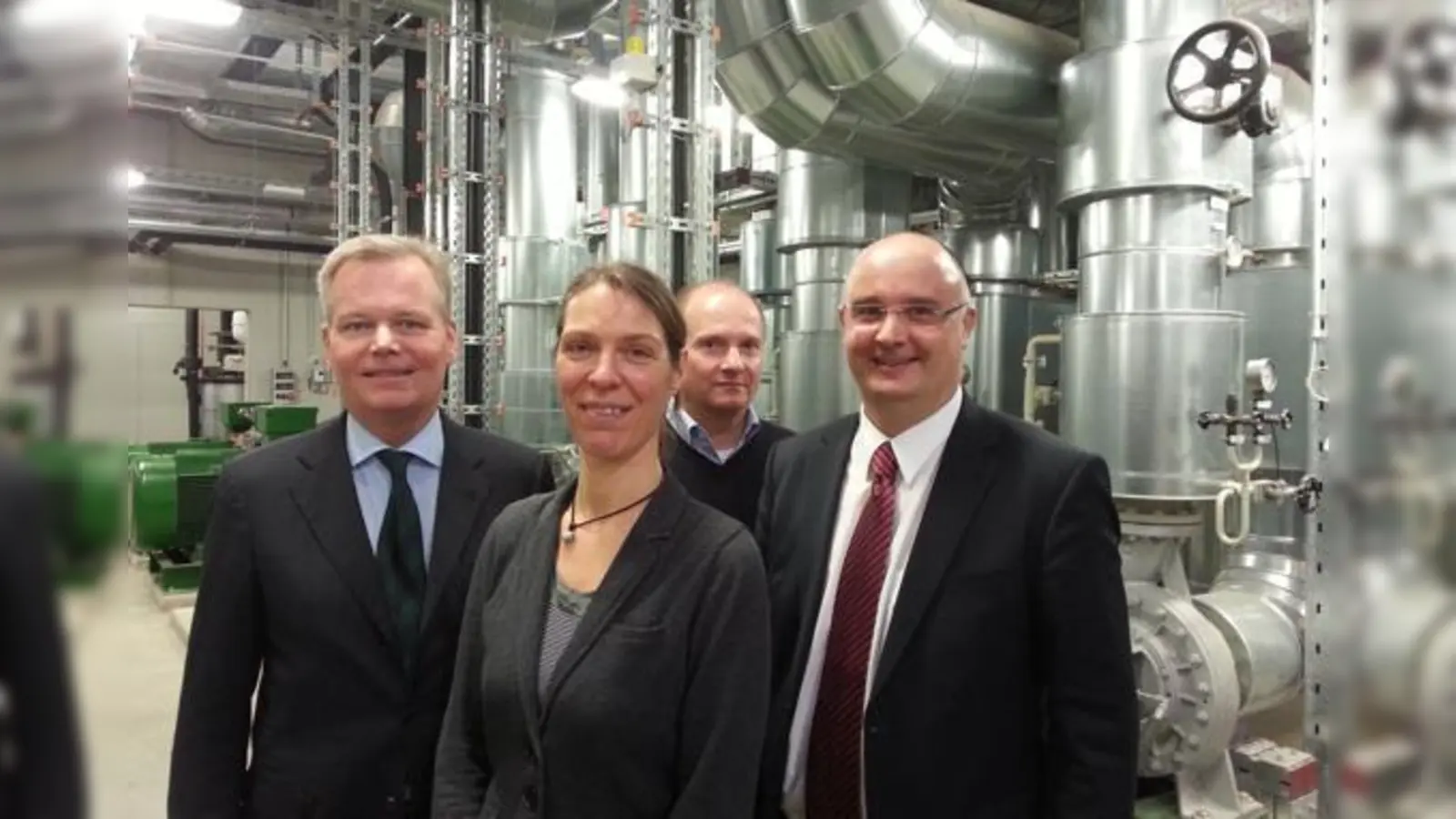 Grünwalds Bürgermeister Jan Neusiedl, Professor Dr. Inga Moeck, der für den Betrieb der energietechnischen Anlagen Laufzorn verantwortliche Horst Wagner und EWG-Geschäftsführer Andreas Lederle ( v. l.) im Dialog. 	 (Foto: VA)
