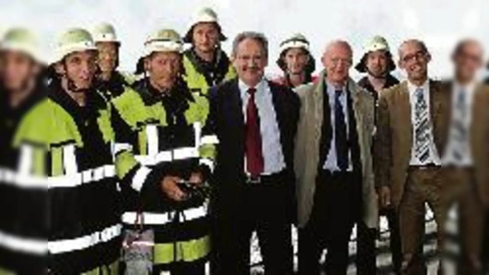 Gipfelfoto nach gelungener Befreiung: die Feuerwehr mit OB Ude, dem Vertreter der Stadtbaurätin, W. Roggel, und OB-Büroleiter J. Weber auf dem ehemaligen Heizkraftwerk.  (Foto: Feuerwehr)