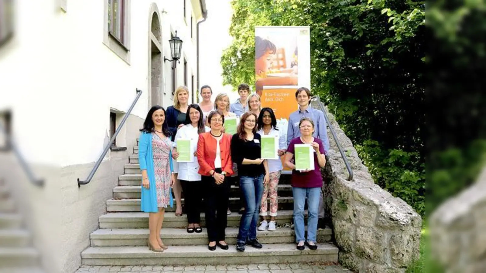 Irmgard Reischl (links außen) und Projektmanagerin »BioRegio in der Kita« Sieglinde Bittl (rechts außen) im Garten des AELF in Ebersberg mit ihren Urkunden über die erfolgreiche Teilnahme an dem Projekt.	 (Foto: aelf)