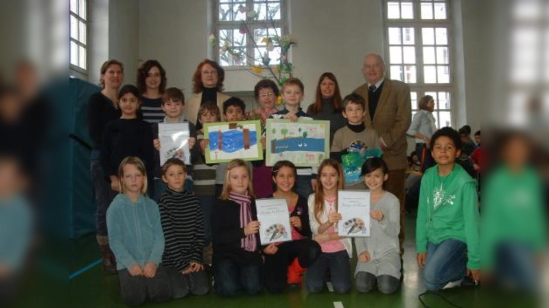 Preisübergabe in der Schererschule: Die Preisträger - für den erkrankten Tim nahm sein bester Freund Fabian den Preis entgegen - und ihre Klassenkameraden mit den Lehrerinnen Christina Schulz und Sonja Bauer, Maria Osterhuber-Völkl, Werbe-Spiegel-Verlegerin Gudrun Dangl, Schulleiterin Gaby Kerler und Thomas Schmatz (v.l.). (Foto: bb)
