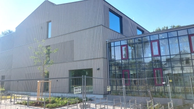 Der Erweiterungsbau wurde in nachhaltiger Holz-Hybrid-Bauweise errichtet. (Foto: bas)