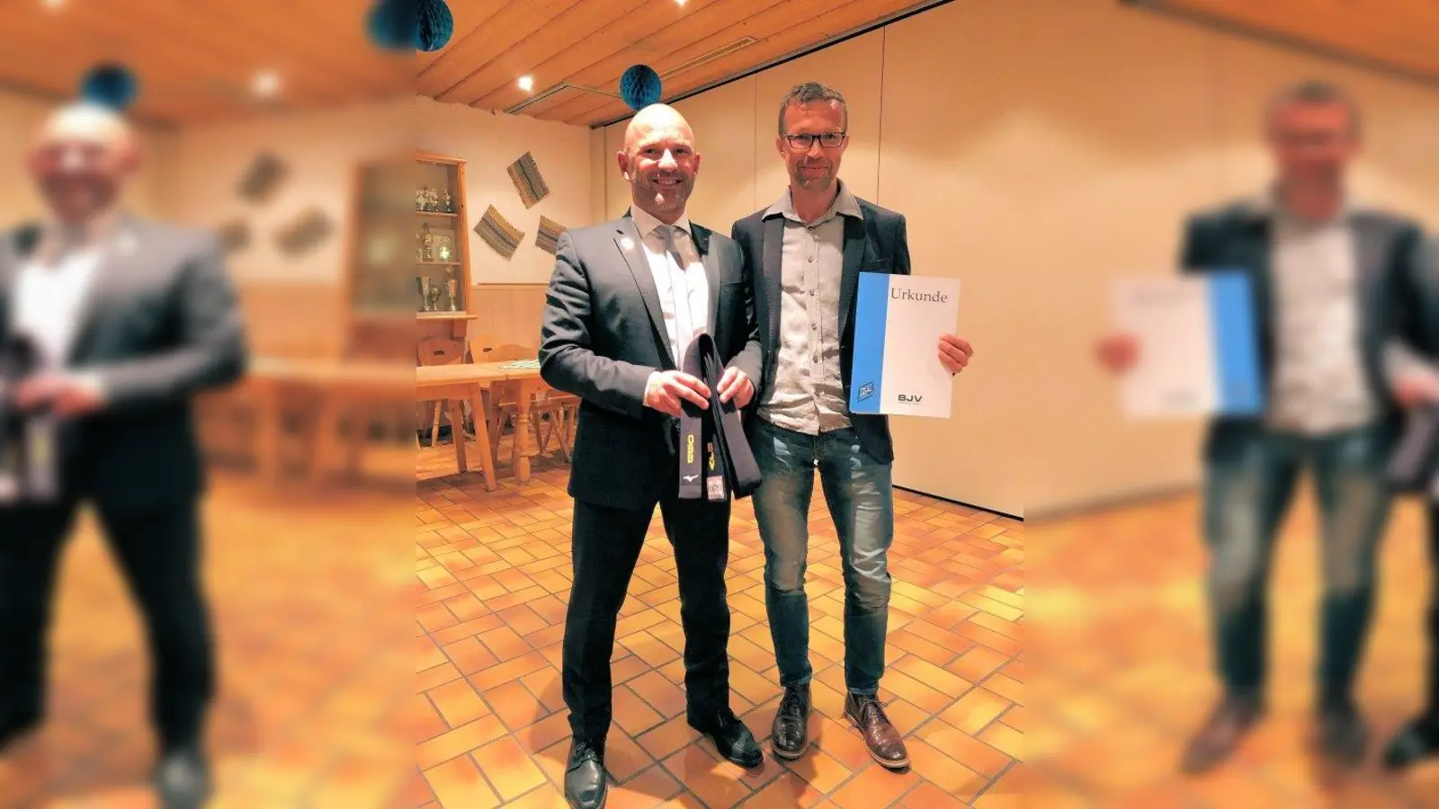 Große Ehre: Der Bezirksvorsitzende von Oberbayern und Vorsitzende der Veteranenkommission des Judoweltverbandes Denis Weisser (links) überreichte Carsten Bickenbach die Urkunde zum 4. Dan. (Foto: SCUG)