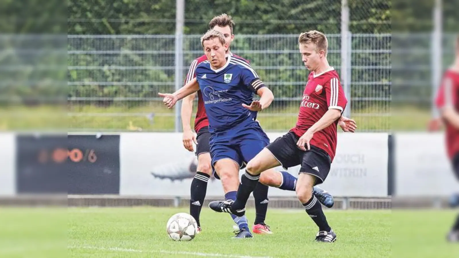 In den Fußball-Kreisligen ist es oben wie unten spannend. Die Münchner Wochenanzeiger bleiben für Sie immer am Ball!	 (Foto: Christian Riedel)