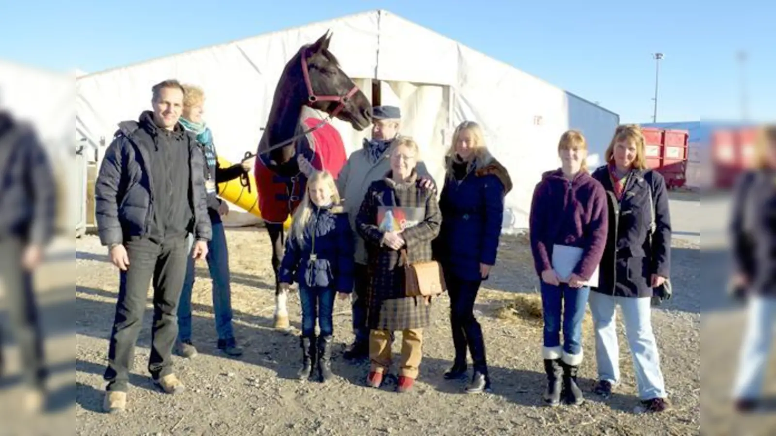 Alexander Hartl mit den Samstagsblatt-Gewinnern, Lea, das Ehepaar Sonntag, Leas Mutter Brigitte Kascha (v.l.) und Nila Osthoff (ganz rechts) mit Nichte Annika. 	 (Fotos: ms)