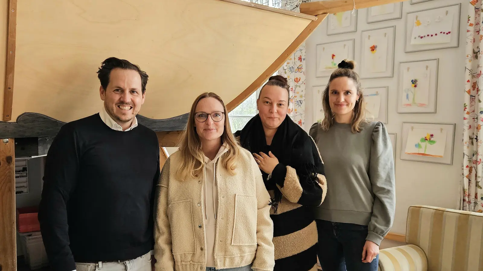 Eltern und Erzieher der Elterninitiativen wollen am Waisenhausgelände bleiben. Im Bild von links: Jan von Tongelen (Vorstand Elterninitiative Neuhausen e.V.), Anna-Lena Lösch (pädagogische Leiterin Elterninitiative Neuhausen e.V.), Barbara Balice (langjährige Mitarbeiterin Grissinis e.V.) und Lara Lechler (Vorständin Grissinis e.V.). (Foto: Grissini e.V.)