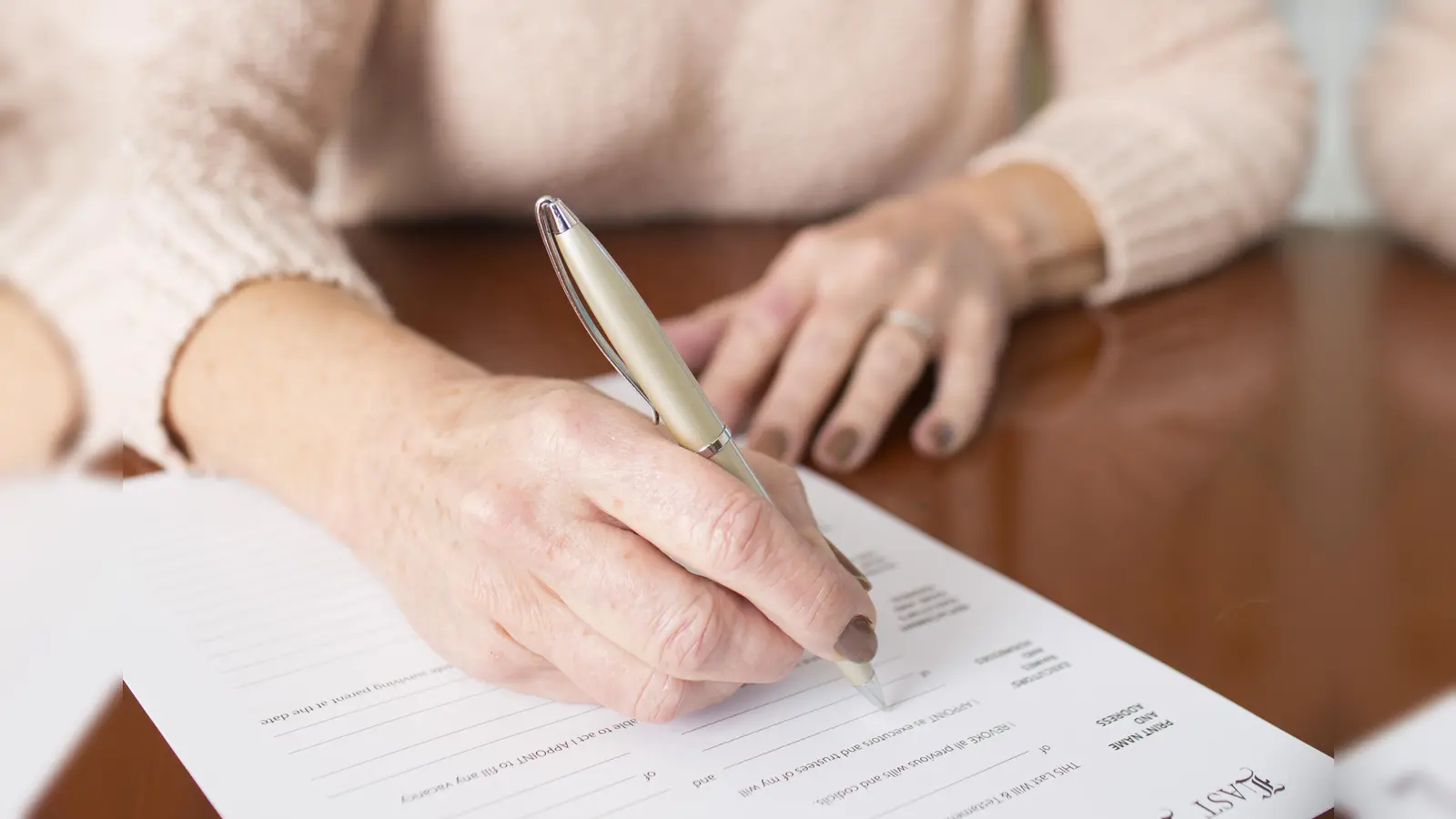 Die Teilnehmenden erfahren unter anderem, wie sie für den Fall ihrer Geschäfts- und/ oder Einwilligungsunfähigkeit ihre persönlichen Angelegenheiten regeln können. (Symbolbild: Model-Colourbox.de)