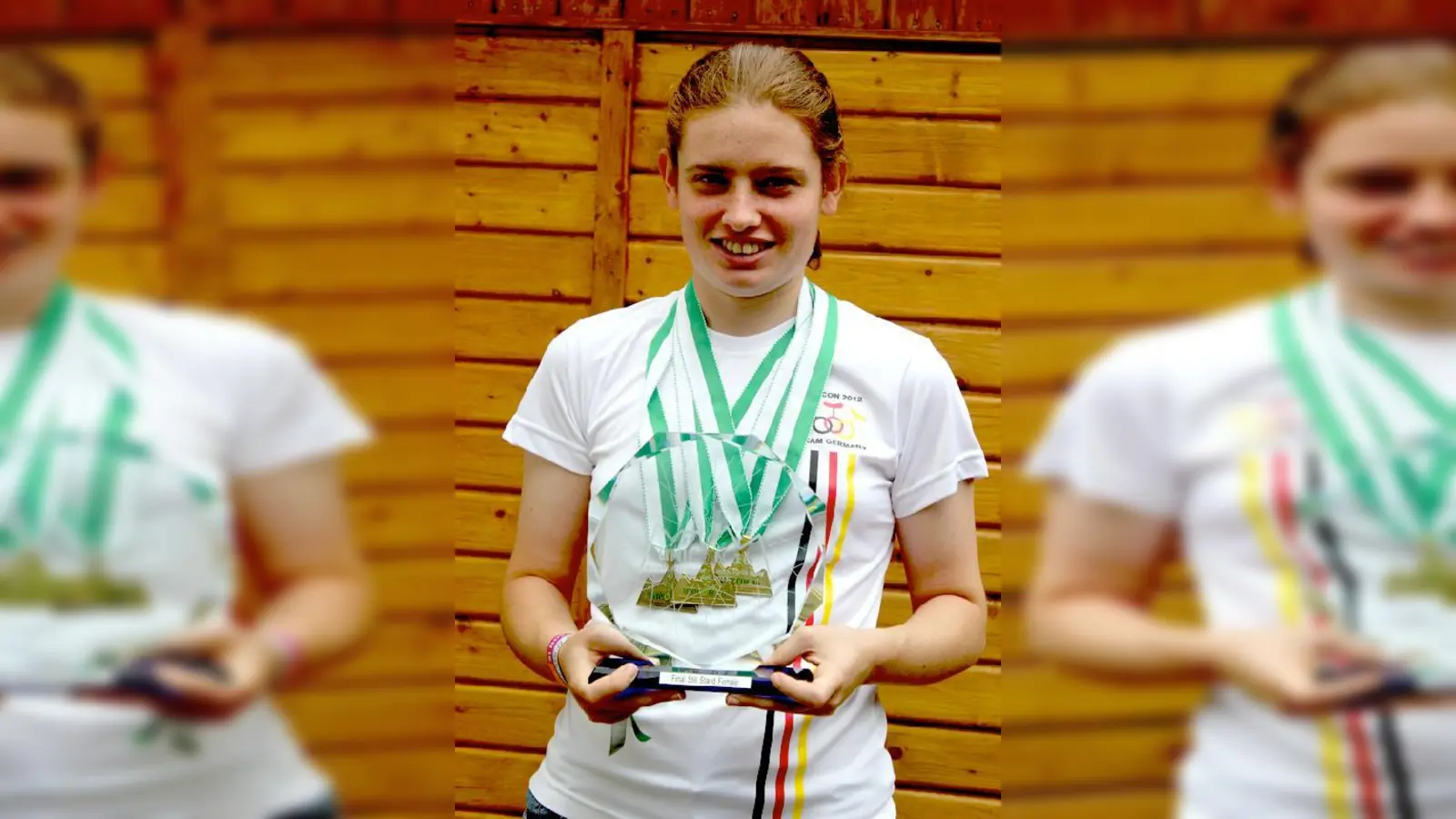 Ana Schrödinger mit ihrer Medaille.  (Foto: Privat)