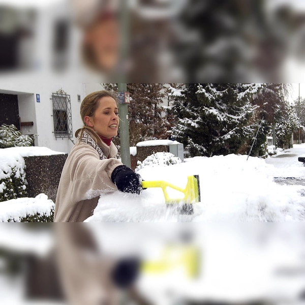 Das Auto soll vollständig von Schnee und Eis befreit werden, bevor man losfährt. Dies dient der Sicherheit. Bei Nichtbeachtung drohen Sanktionen.  (Foto: ADAC/ Simon Katzer)