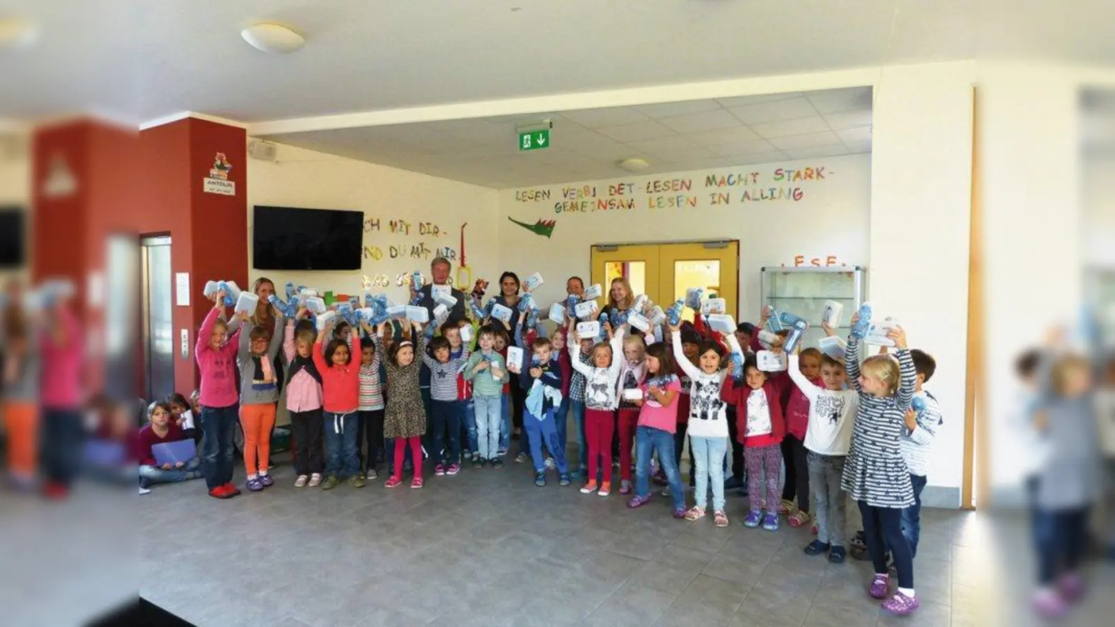Gesunde und biologische „Kraftpakete” bekamen die Erstklässer in Alling von der Gemeinde geschenkt. (Foto: Gemeinde Alling)