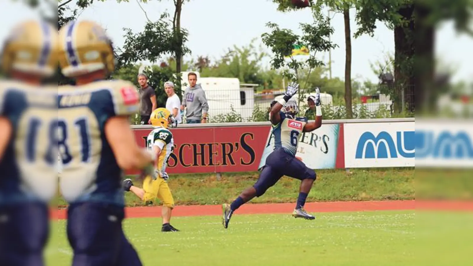 Alexis Moore beim ersten seiner drei gefangenen Touchdown-Pässe. Schnelle Läufe und sichere Catchs sind im American Football Garanten für den Erfolg.	 (Foto: Oli Fischer)