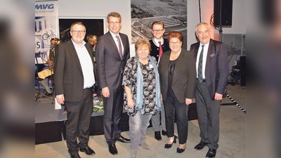 Stadtrat Sebastian Schall, MdL Markus Blume, Stadträtin Beatrix Burkhardt, Dr. Wolfgang Stefinger, MdB, Landtagspräsidentin Barbara Stamm und der bayerische Kultusminister Dr. Ludwig Spaenle, MdL (v. li).	 (Foto: Abgeordnetenbüro Markus Blume)