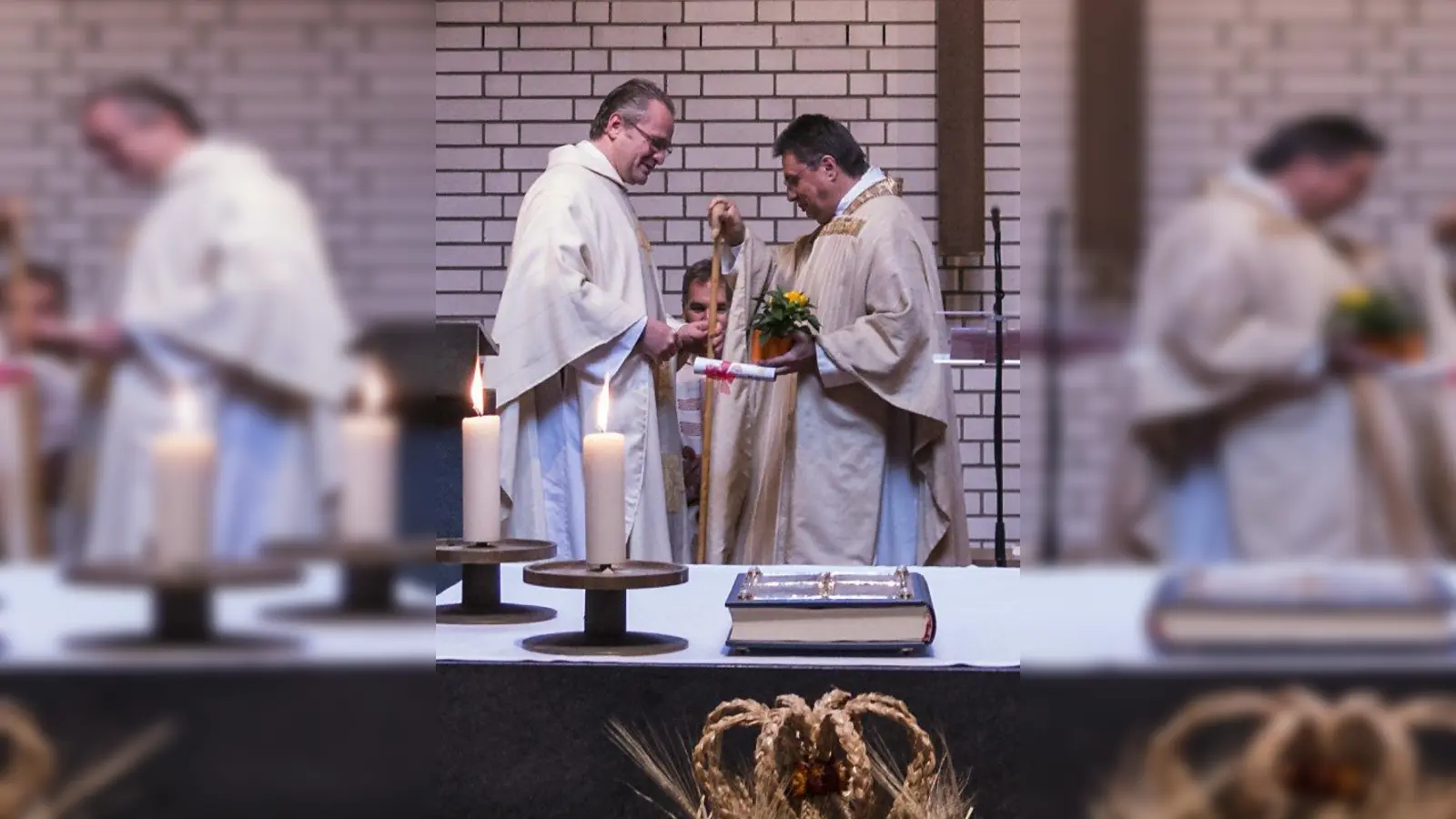Der bisherige Pfarradministrator Manfred Maurer (links) übergibt den Hirtenstab an Pfarrer Marek Baginski, der im September seinen Dienst in Solln angetreten hat. (Foto: Gem)