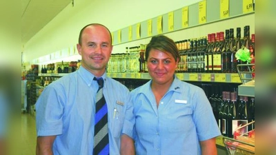 Artur Reschke, ALDI-Filialleiter am Rundfunkplatz, ist stolz auf seine Mitarbeiterin Mine Celikkayali, die ihre Ausbildung zur Einzelhandelskauffrau mit „sehr gut” abgeschlossen. (Foto: sb)