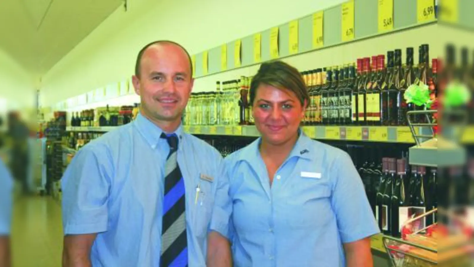 Artur Reschke, ALDI-Filialleiter am Rundfunkplatz, ist stolz auf seine Mitarbeiterin Mine Celikkayali, die ihre Ausbildung zur Einzelhandelskauffrau mit „sehr gut” abgeschlossen. (Foto: sb)