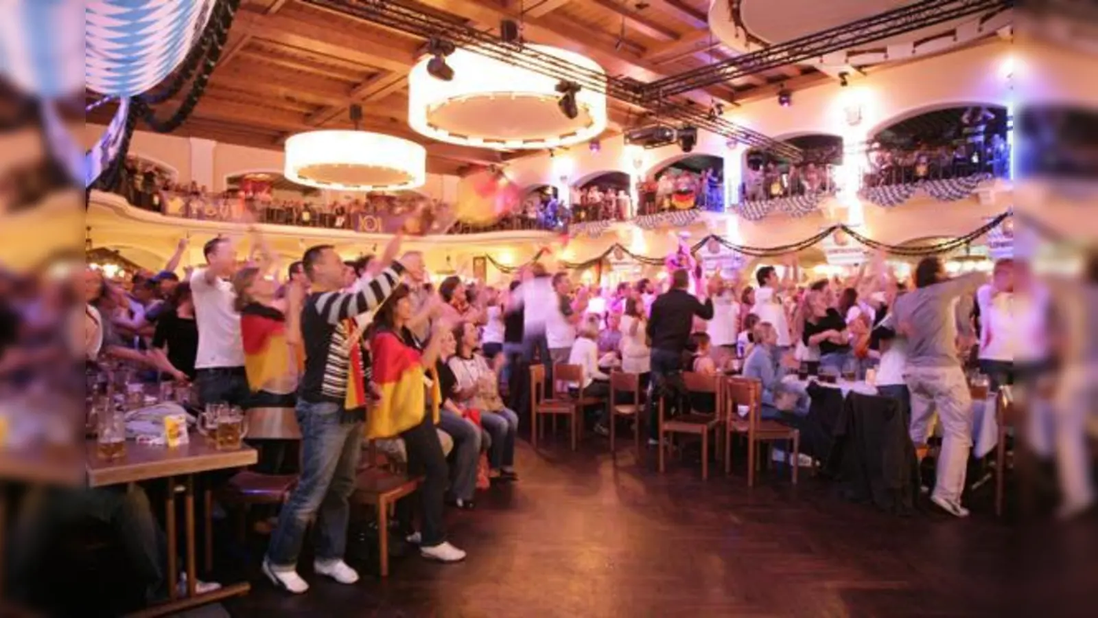 Deutschland vor, noch ein Tor: Im Löwenbräukeller feierten die deutschen Fans ausgelassen den 4:0-Sieg ihrer Mannschaft gegen Australien .  (Foto: VA)