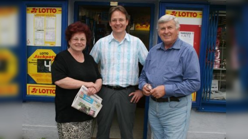 Nach über 30 Jahren übergeben Gertraud und Eduard Henle jetzt ihren Schreibwaren-Laden am Willibaldplatz (in dem jede Woche auch der Laimer Werbe-Spiegel ausliegt) an den neuen Inhaber Ulli Flormann (Bildmitte). (Foto: Helmar Klier)