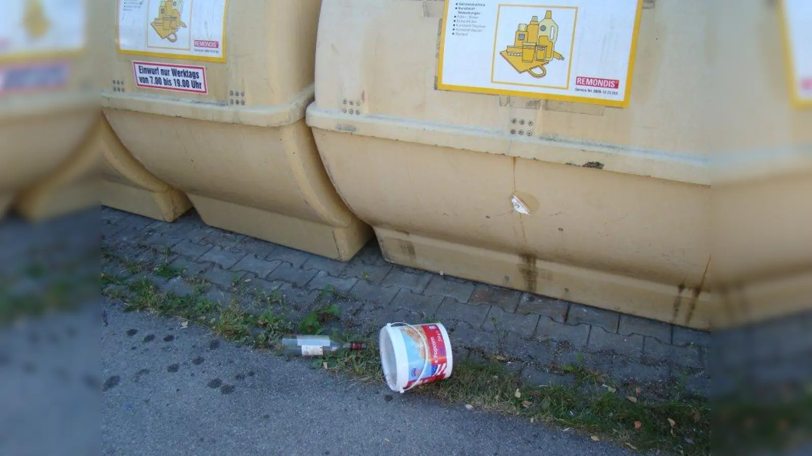 Immer wieder wird Müll vor die Container geworfen. (Foto: pst)