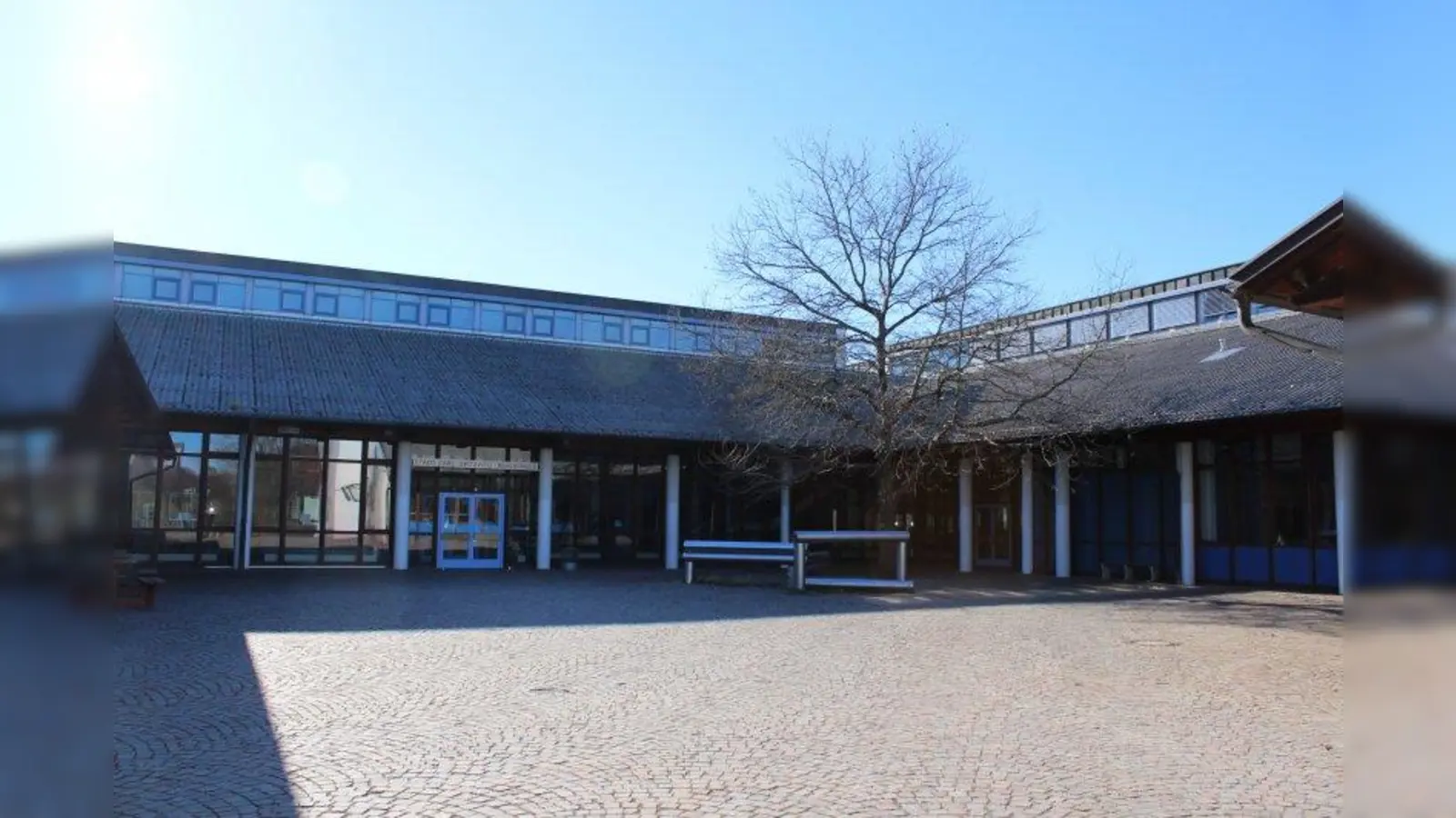 Die städtische Carl-Spitzweg-Realschule ist Teil des Schulzentrums an der Pfarrer-Grimm-Straße. Für sie soll dringend ein neuer Standort im Viertel gefunden werden, fordert der Bezirksausschuss Allach-Untermenzing (BA 23). (Foto: sb)