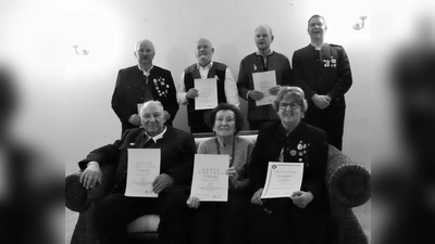 Für langjährige Mitgliedschaft im BSSB ausgezeichnet: stehend v.l. Wolfgang Lörke, James Jenkins, Dr. Alfred Leclaire, Andreas Lörke; sitzend v.l. Ulrich Mayer sen., Katharina Stöckner und Christl Lörke. (Foto: Schützenverein)