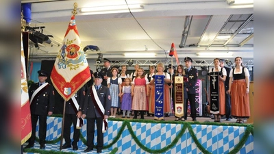 Stolz präsentiert die Freiwillige Feuerwehr Unterpfaffenhofen ihre neue Vereinsfahne, welche die bisherige Flagge, die seit 113 Jahren ihren Dienst getan hat, ersetzt. (Foto: Freiwillige Feuerwehr Unterpfaffenhofen)