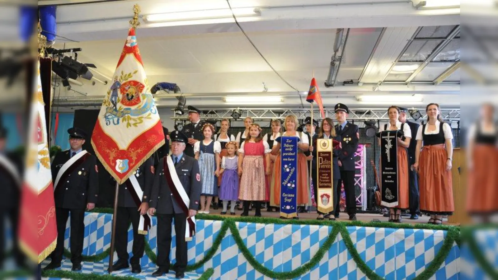 Stolz präsentiert die Freiwillige Feuerwehr Unterpfaffenhofen ihre neue Vereinsfahne, welche die bisherige Flagge, die seit 113 Jahren ihren Dienst getan hat, ersetzt. (Foto: Freiwillige Feuerwehr Unterpfaffenhofen)