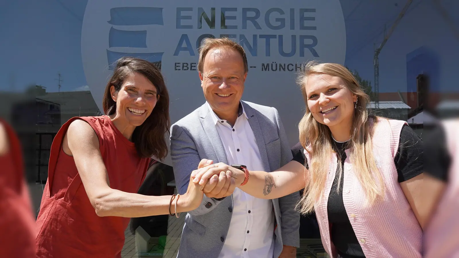  Danijela Marin, Landrat Robert Niedergesäß und Lisa Niedermaier (v.l.n.r.) besiegeln die Wette. (Foto: EA EBE-M)