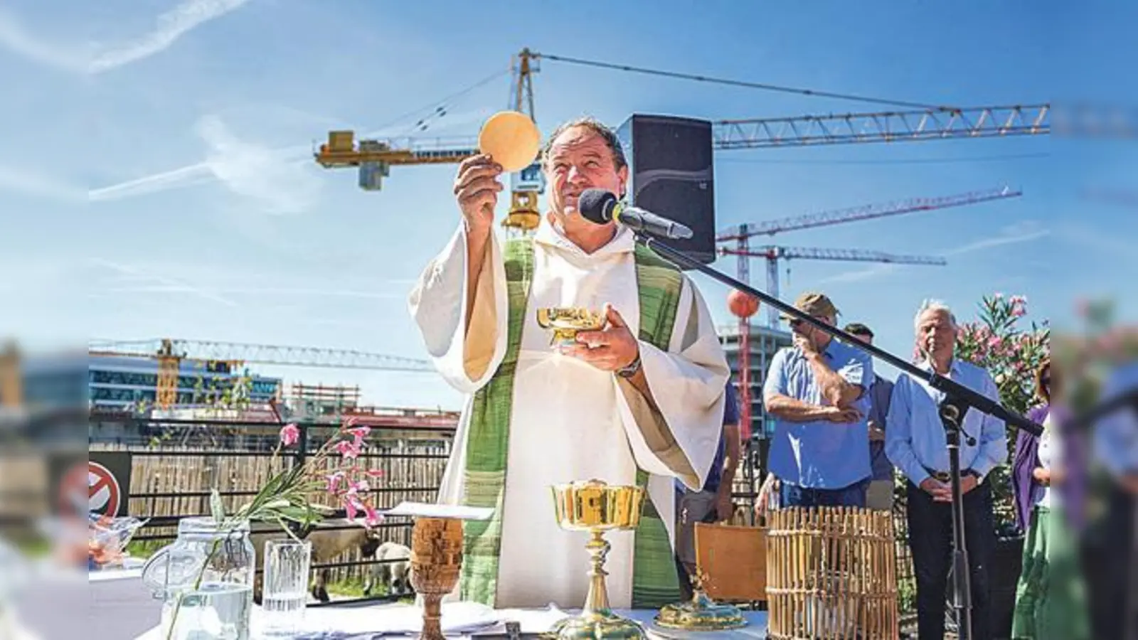 Pfarrer Rainer Maria Schießler zelebrierte auf dem Dach des WERK3 die Bergmesse.	 (Foto: Werksviertel Mitte)