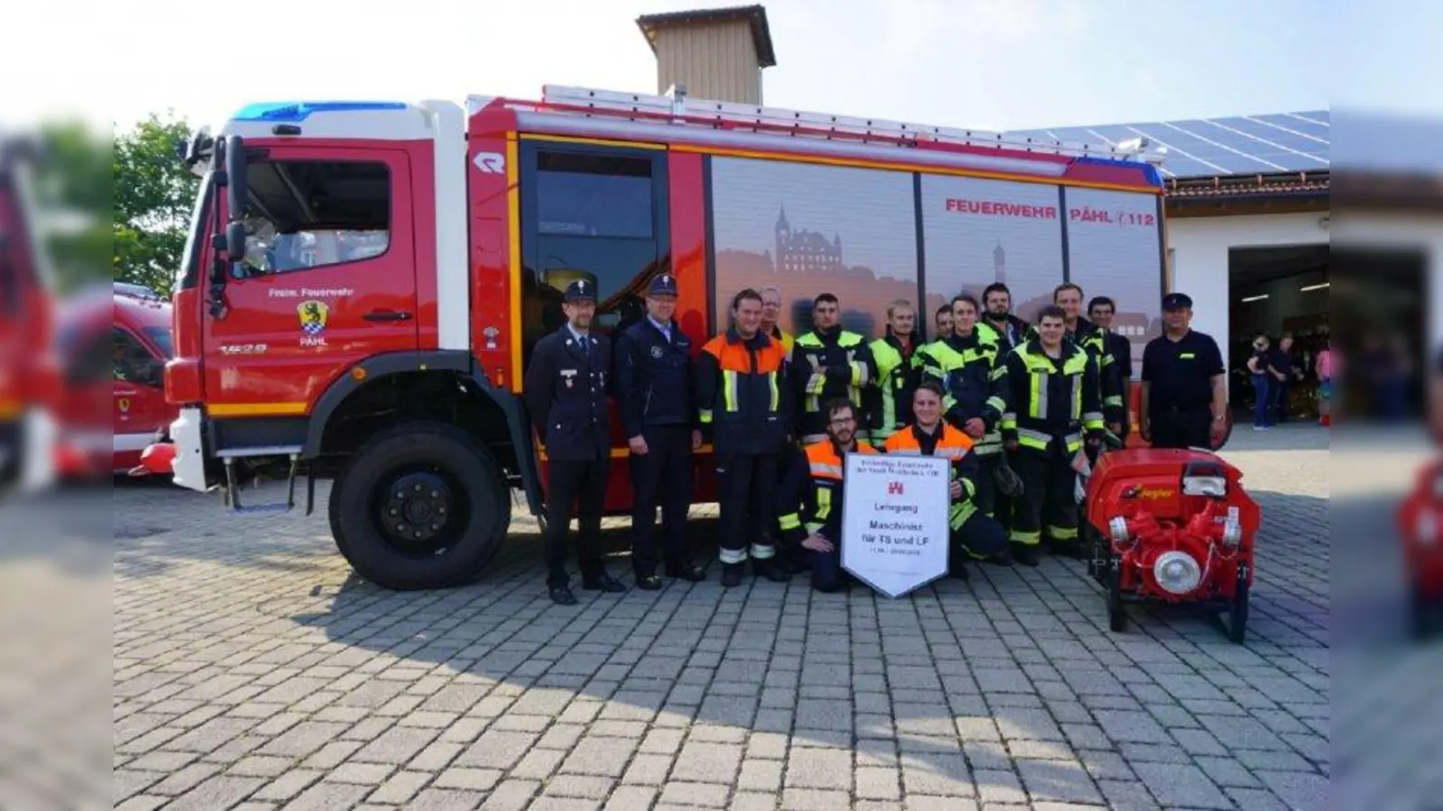 Nach erfolgter Prüfung: die Lehrgangsteilnehmer mit ihren Ausbildern und Prüfern. (Foto: Freiwillige Feuerwehr)