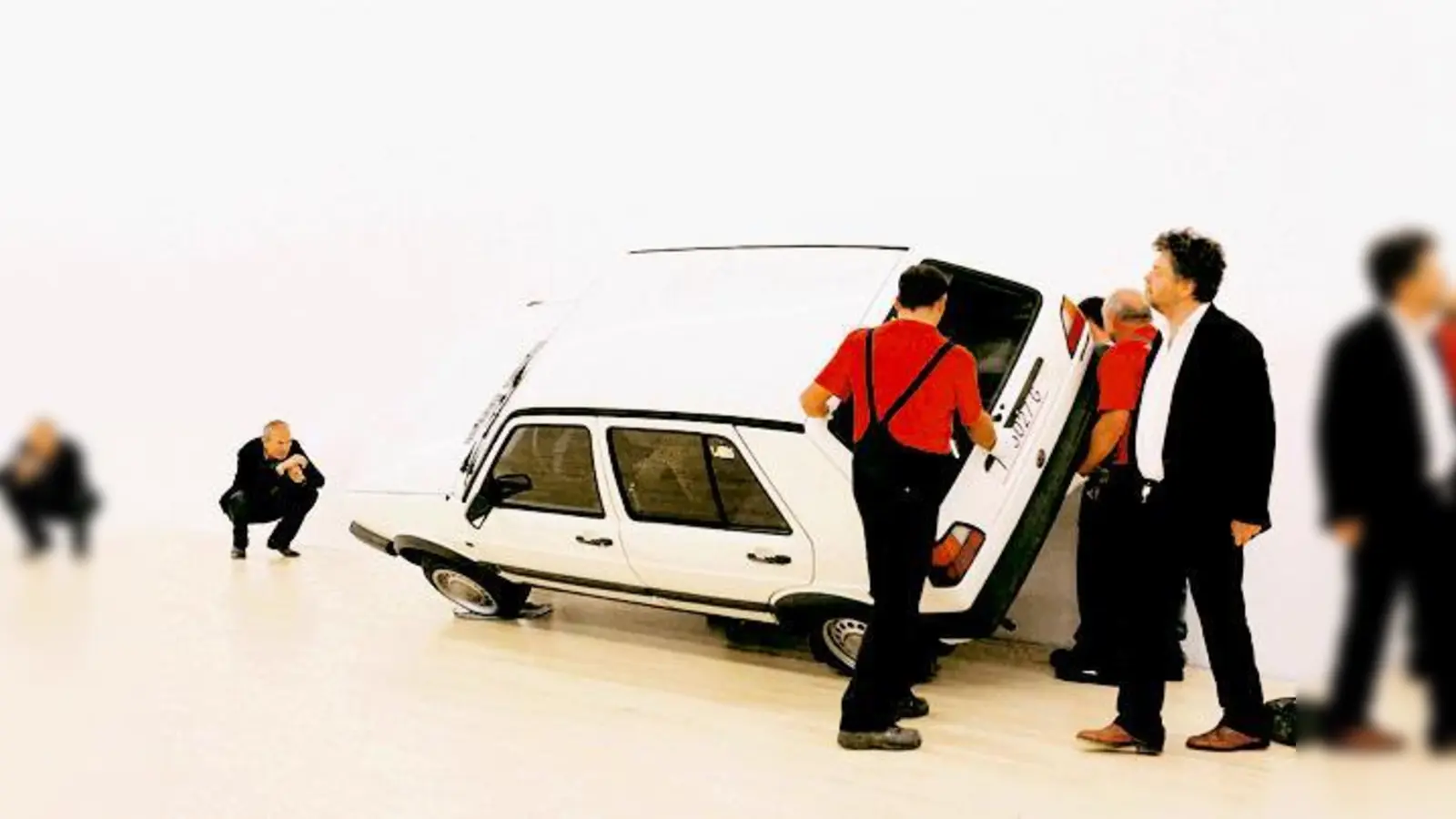 Erwin Wurm (li.) beim Aufbau der Ausstellung im Kunstbau München. 	 (Foto: VA)