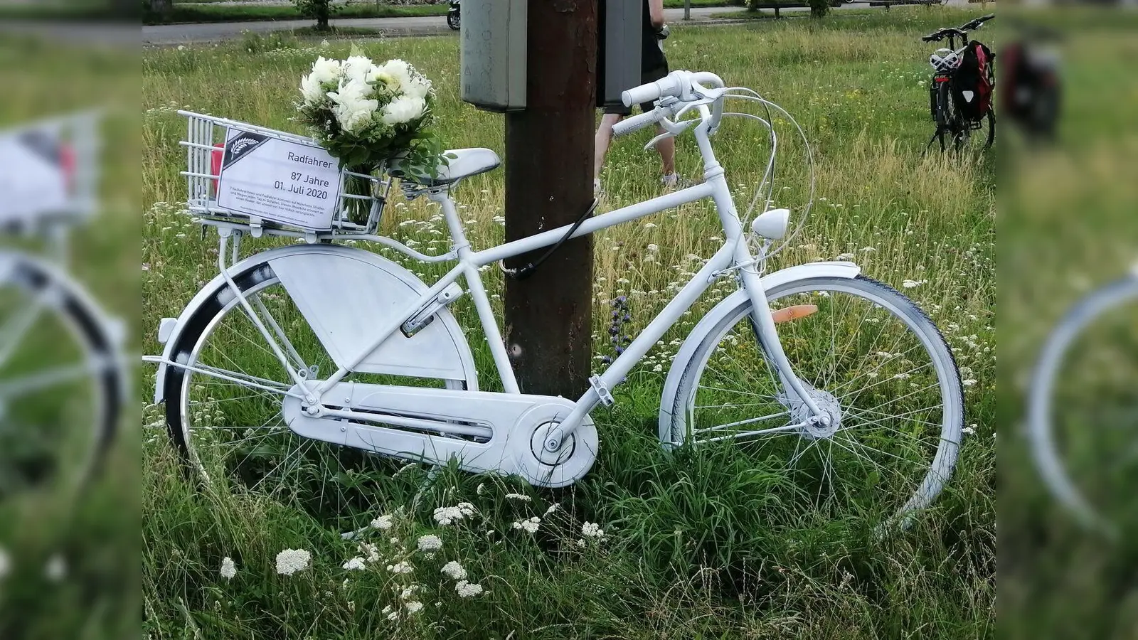 An einen 87-jährigen Mann, der beim Überqueren der Schleißheimer Straße mit dem Fahrrad von einem Auto erfasst wurde und später im Krankenhaus verstarb, erinnert jetzt ein Ghostbike. (Foto: Bündnis Radentscheid München)
