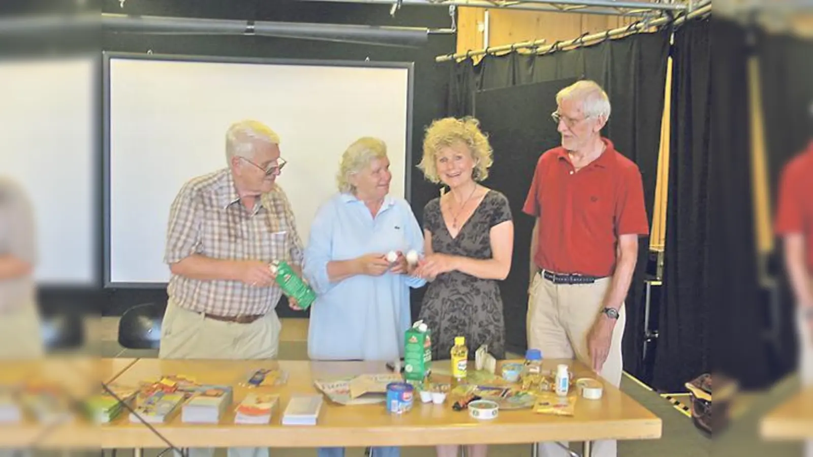Klaus Bode, Anita Sauer, Heidrun Schubert und Dieter Jurksch schauten genauer aufs Etikett.  (Foto: aha)