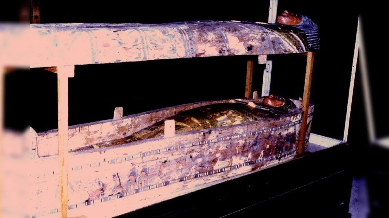 Wie die russischen Matroschkapuppen immer wieder ineinandergesteckt werden, so legten die alten Ägypter ihre einbalsamierten Toten in Sarkophage, die sie in Sarkophage geten, die sie wiederum in Sarkopage legten, die sie dann in Steinsärge legten. (Foto: Günther Albrecht)