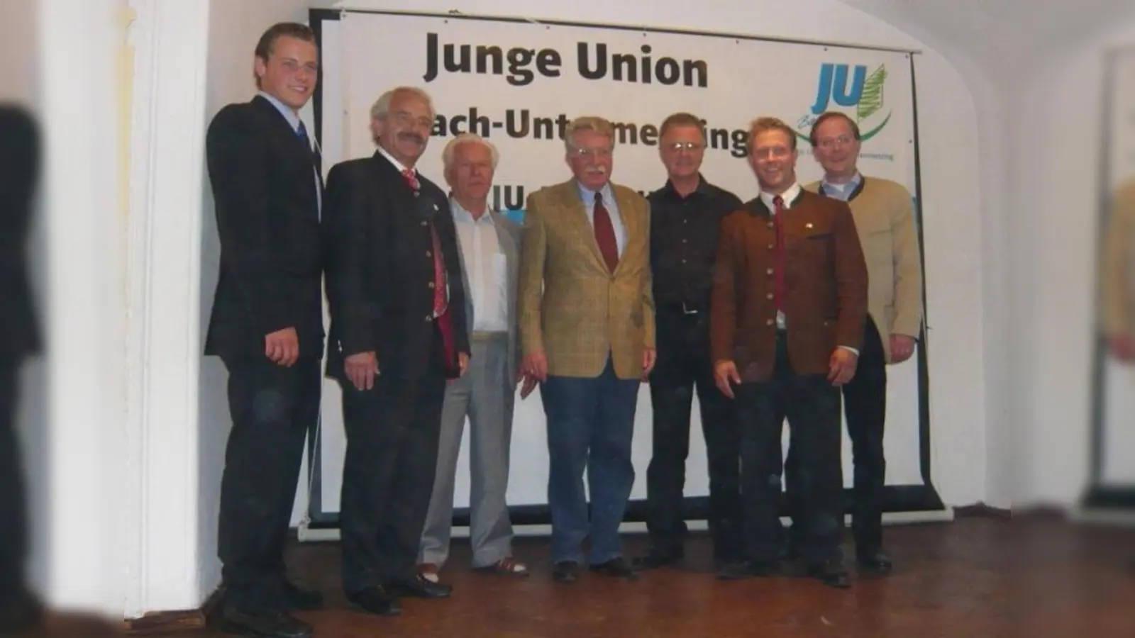 v.l.n.r.: stv. Ortsvorsitzender der JU A-U, Martin Listl; Stadtrat Otto Seidl; Präsident des Fischereiverbandes Oberbayern, Alfons Blank; Staatsminister a.D., amtierender Vorsitzender der CSU München und Starredner, Dr. Otmar Bernhard; Ministerialrat und Präsident des Landesfischereiverbandes Bayern, Manfred Braun; Vorsitzender der JU A-U, Florian Sperl; Stadtrat Manuel Pretzl (Foto: pi)