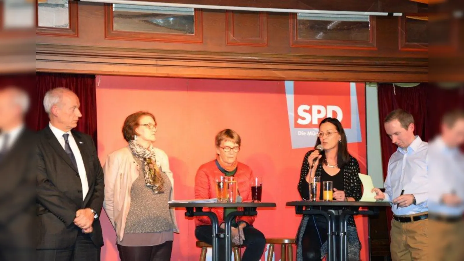 Flüchtlinge sollen willkommen geheißen werden. Darin waren sich Peter Driessen (IHK), Bürgermeisterin Christine Strobl, Monika Steinhauser (Münchner Flüchtlingsrat), MdB Claudia Tausend sowie Bezirksrat Mike Malm einig (von links). (Foto: pi)