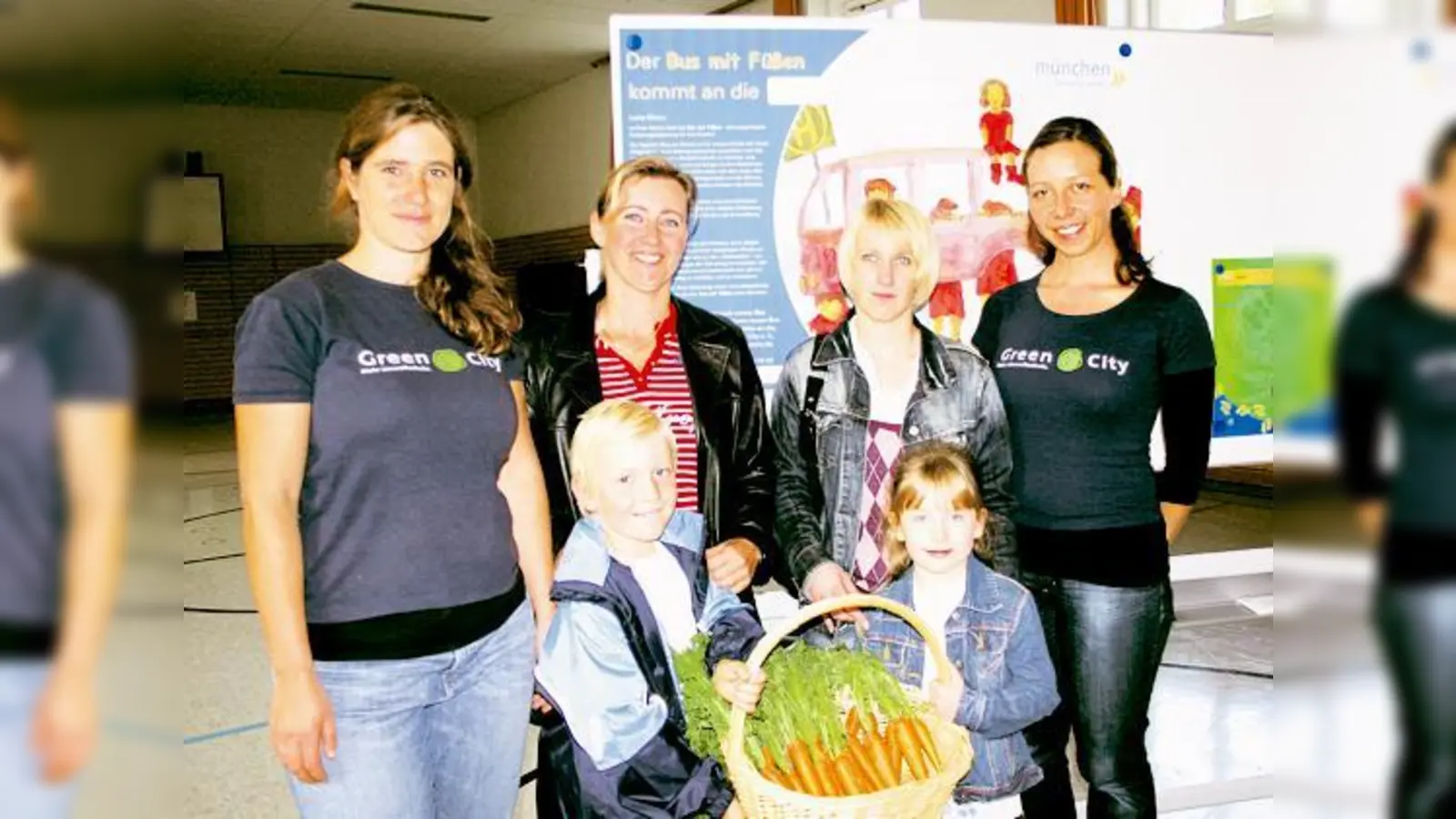 Gaby Kourkgy (li.) und Tanja Straka (re.) von Green City haben den »Bus mit Füßen« mit Schülern der Grundschule an der Ostpreußenstraße eingeweiht. Den Eltern ist dabei Sicherheit und Selbstständigkeit ihrer Kinder wichtig.	 (Foto: ko)